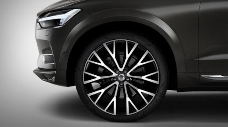 Volvo Original 10-Open Spoke Black Diamond Cut